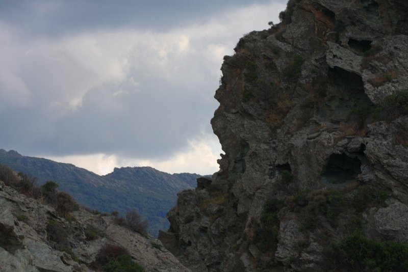 Кап-Корс, Корсика, 2008: скальные ниши в серых утёсах