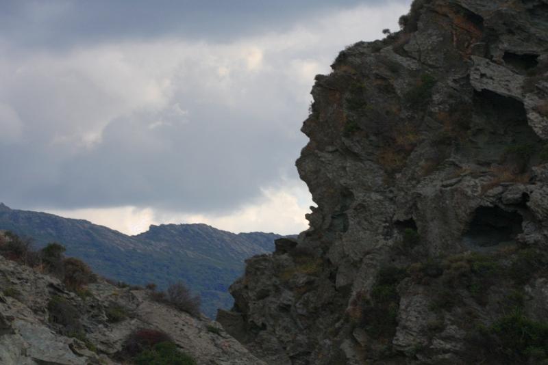 Кап-Корс, Корсика, 2008: скальные ниши в серых утёсах