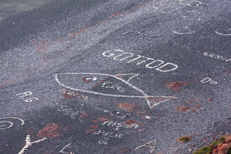 Кап-Корс, Корсика, 2008: белые надписи на асфальте — 'GATOD', 'ALDEM', 'JULIE'