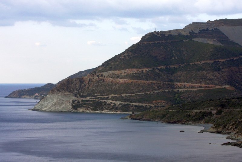 Кап-Корс, Корсика, 2008: склоны с террасами и морем внизу