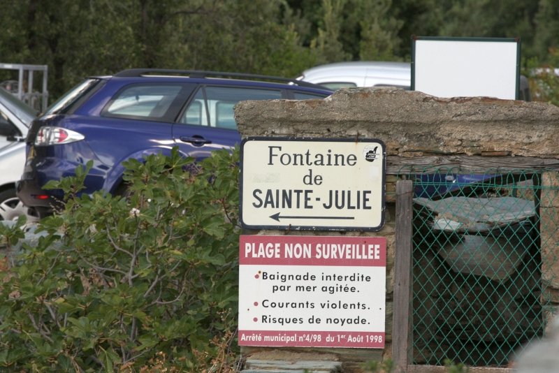 Fontaine de Sainte-Julie в Кап-Корс, 2008: указатель и предупреждение о небезопасном купании