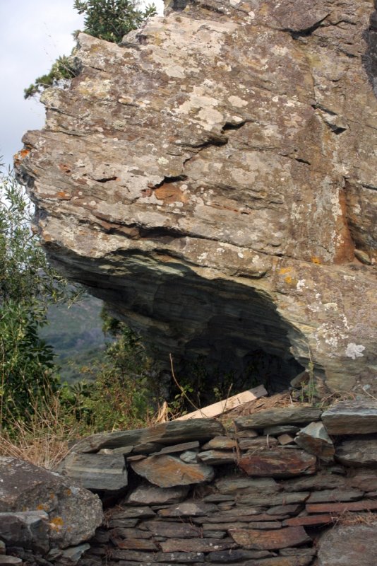 Кап-Корс, Корсика, 2008: выступающий гранитный утёс над сухой каменной стеной