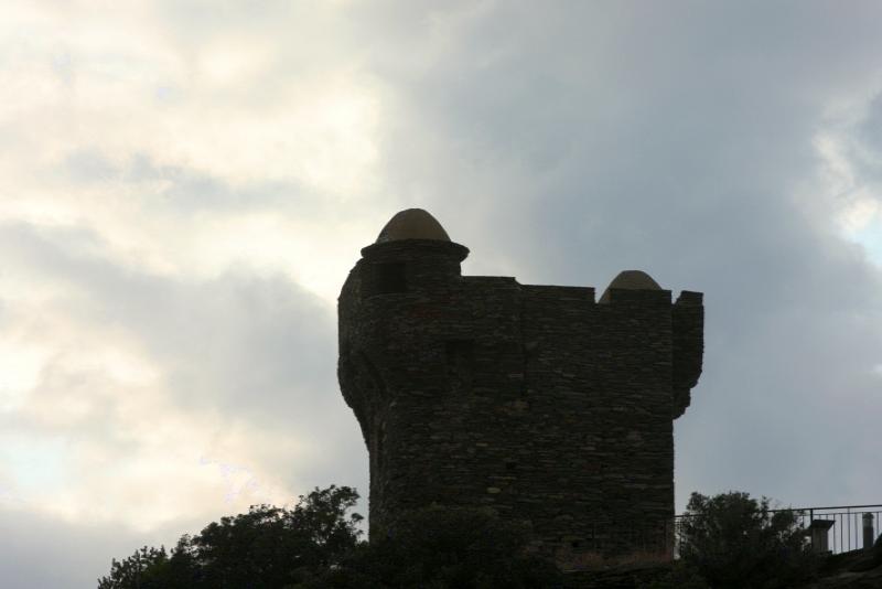 Кап-Корс, Корсика, 2008: каменная башня с полусферическими крышами