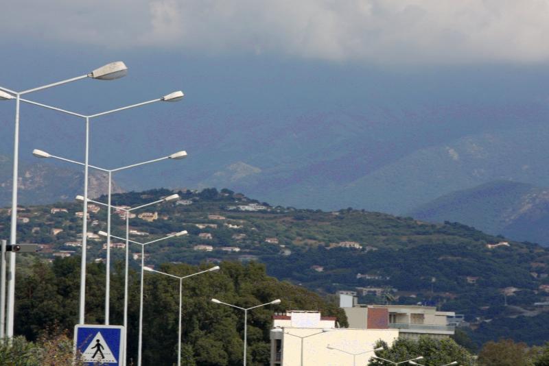 Ajaccio, 2008: уличные фонари и холмы с домами под туманным небом