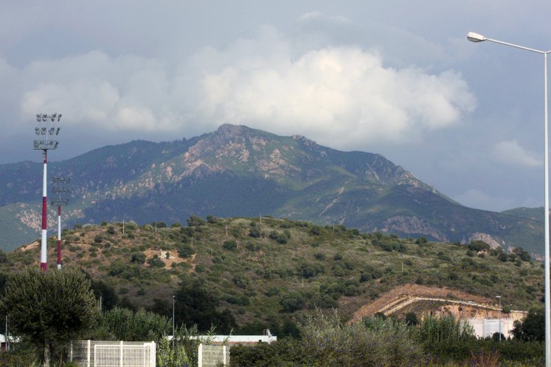 Ajaccio, 2008: холмы у подножия горы Пьедимонте с мачтами и уличным фонарем