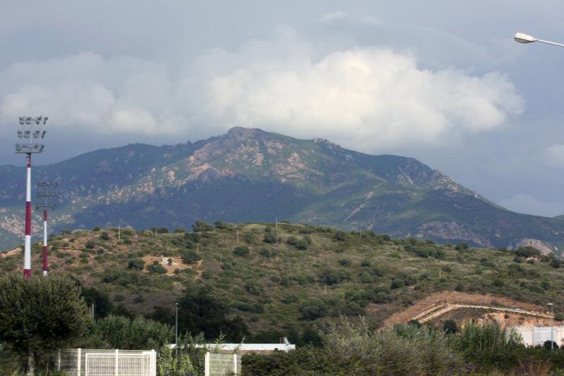 Ajaccio, 2008: холмы у подножия горы Пьедимонте с мачтами и уличным фонарем