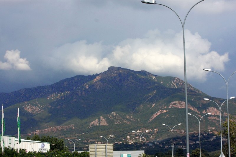 Ajaccio, 2008: гора Монта-Карло над промышленной зоной