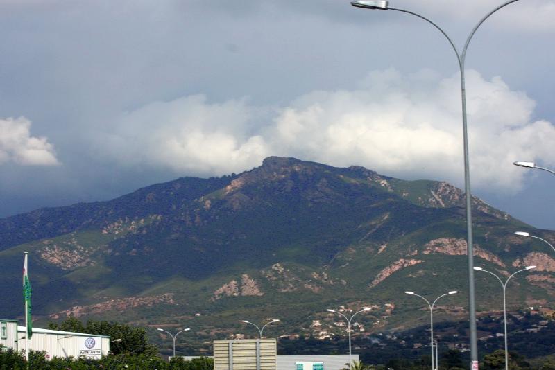 Ajaccio, 2008: гора Монта-Карло над промышленной зоной