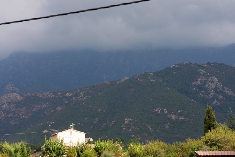 Ajaccio, 2008: белый дом у подножия Корсиканских гор