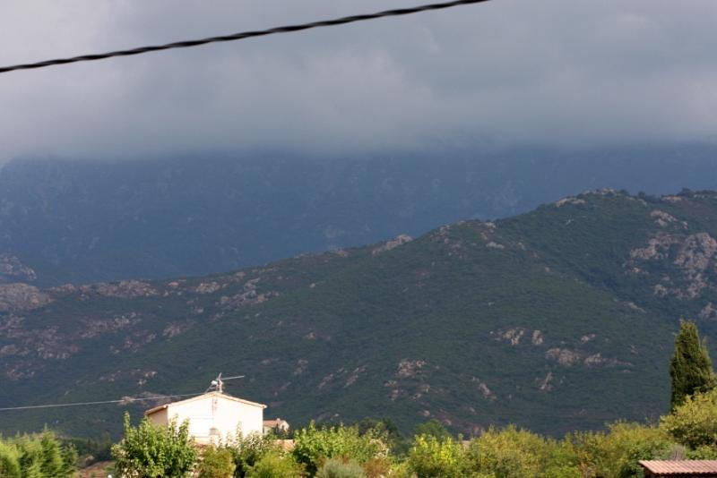 Ajaccio, 2008: белый дом у подножия Корсиканских гор
