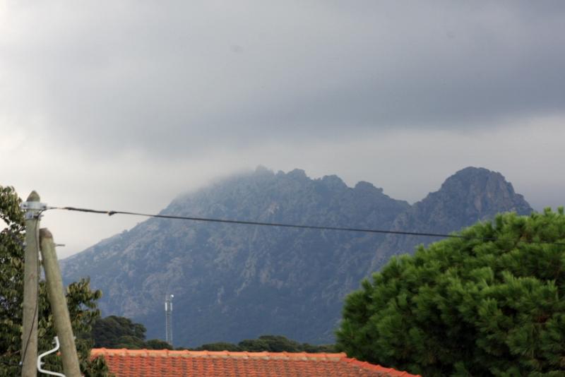 Ajaccio, 2008: туман над скалистым хребтом за красной черепицей