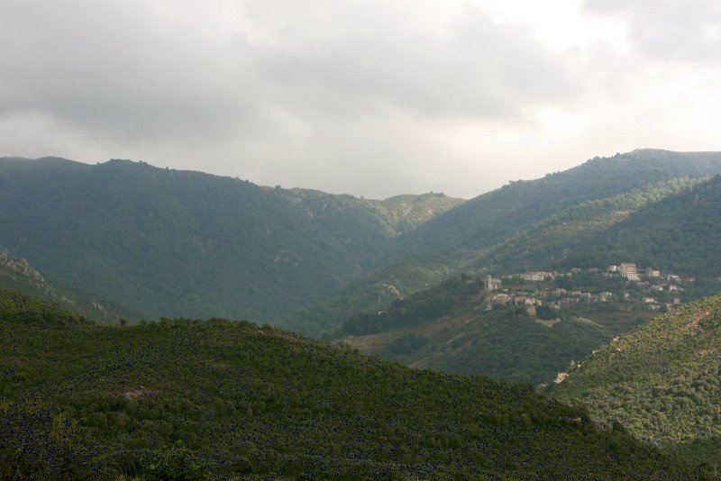 Ajaccio, 2008: холмы у подножия гор с поселением на склоне