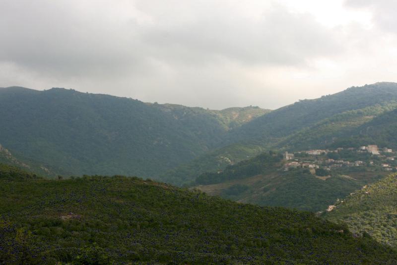 Ajaccio, 2008: холмы у подножия гор с поселением на склоне