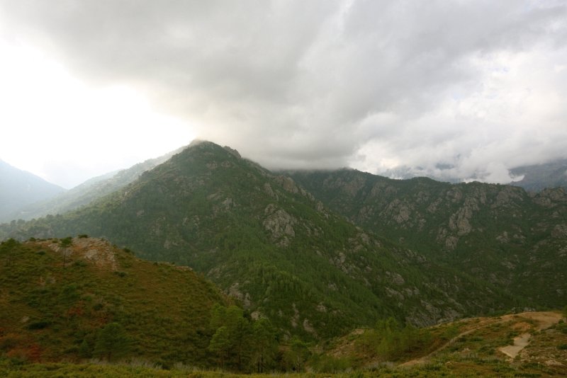 Ajaccio, 2008: горы над городом, облака на вершине