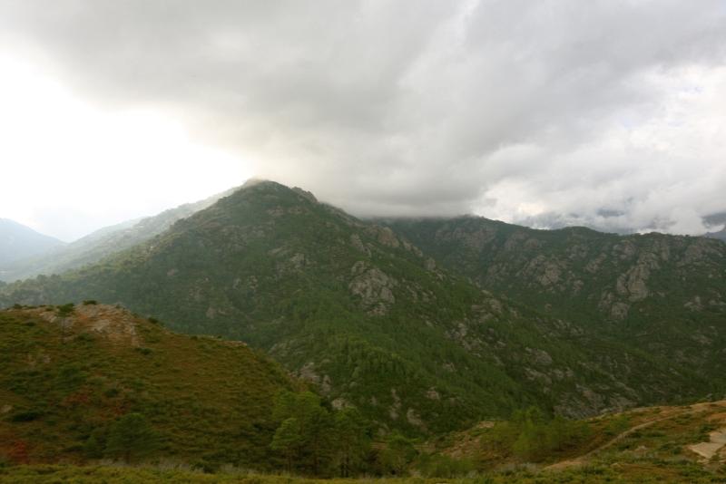 Ajaccio, 2008: горы над городом, облака на вершине