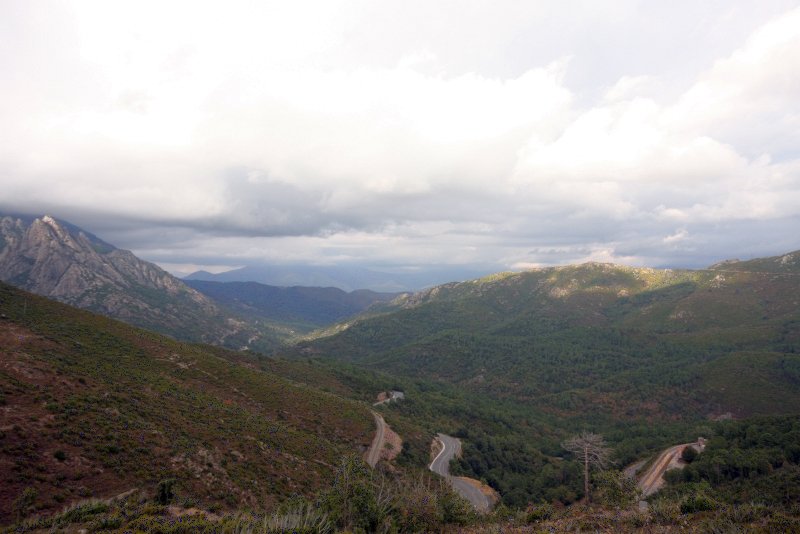 Ajaccio, 2008: извилистая дорога между скалистыми холмами Кorsики
