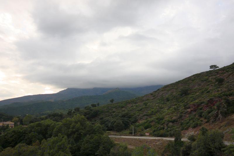 Ajaccio, 2008: туман над холмами у дороги к горам