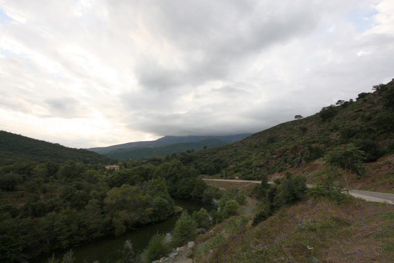 Ajaccio, 2008: изгиб дороги у реки в зелёных холмах Корсике