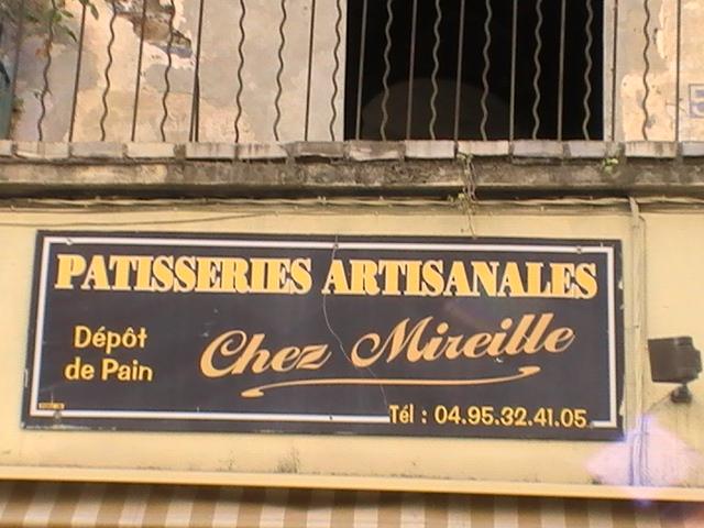Ajaccio, 2008: вывеска пекарни «Chez Mireille» на улице с волнистыми решётками