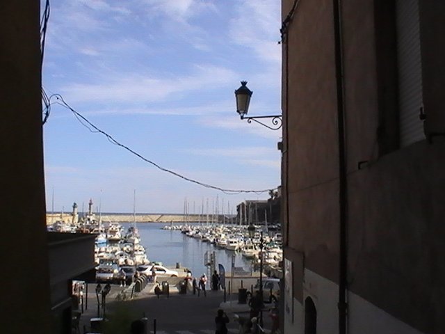 Ajaccio, 2008: узкий проход к порту с фонарём и яхтами