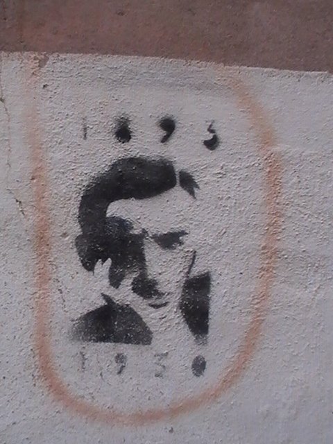 Ajaccio, 2008: стена с граффити-портретом и датами 1893–1950