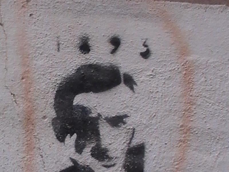 Ajaccio, 2008: стена с граффити-портретом и датами 1893–1950