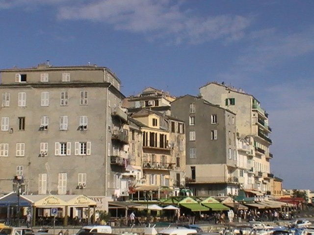 Ajaccio, 2008: старые здания у порта с балконами и кафе