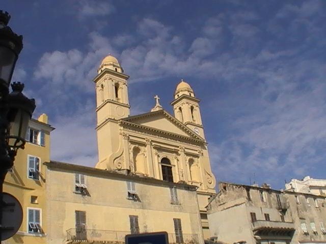 Ajaccio, 2008: церковь Святого Иосифа с двумя куполами над узкой улицей