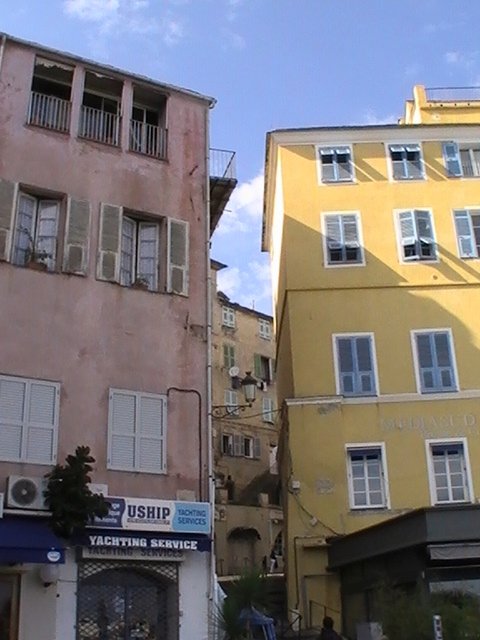 Ajaccio, 2008: розовый дом с зелёными ставнями и жёлтый сосед у лестницы