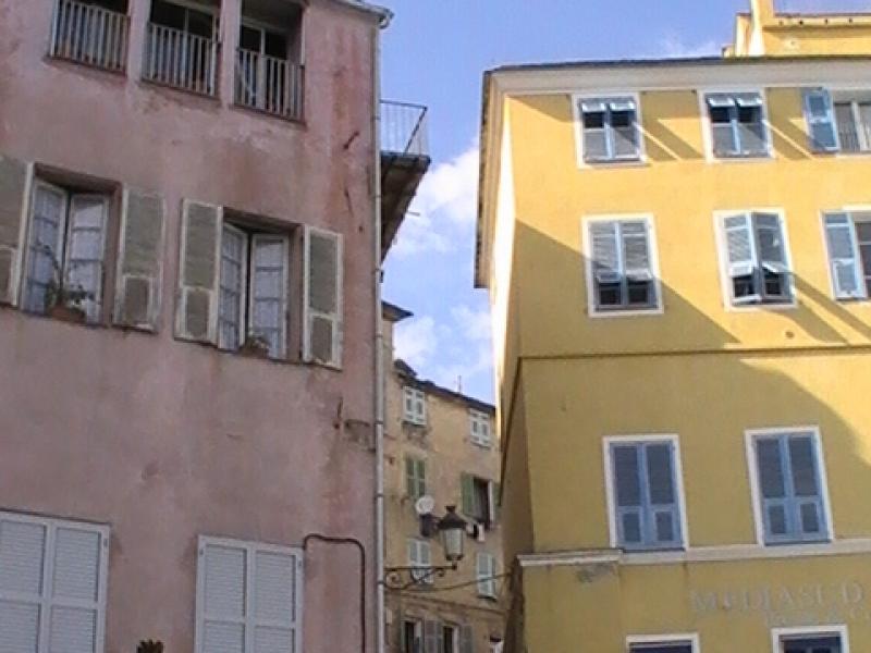 Ajaccio, 2008: розовый дом с зелёными ставнями и жёлтый сосед у лестницы