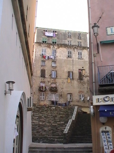 Ajaccio, 2008: старинный дом с бельём на балконах и каменной лестницей