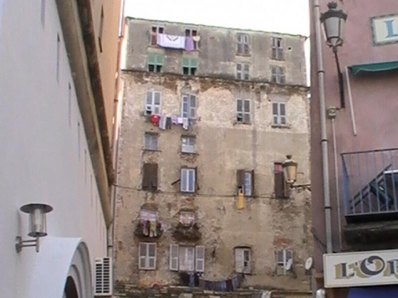 Ajaccio, 2008: старинный дом с бельём на балконах и каменной лестницей