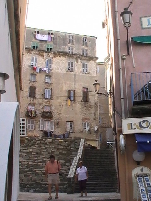 Ajaccio, 2008: каменные ступени между старыми фасадами и бельём на верёвках