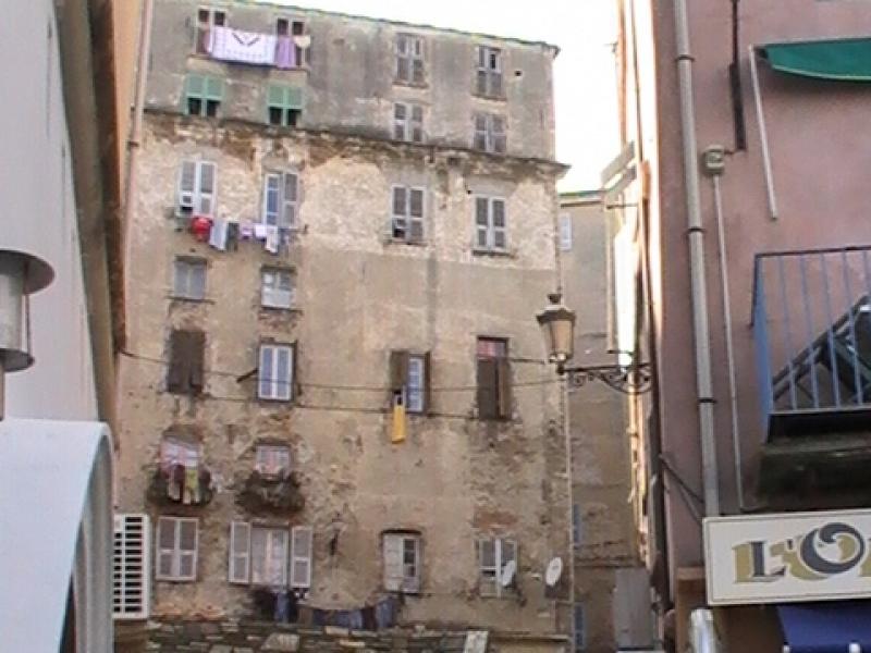 Ajaccio, 2008: каменные ступени между старыми фасадами и бельём на верёвках