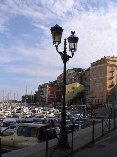 Ajaccio, 2008: старинный фонарь у порта с красным и жёлтым домами