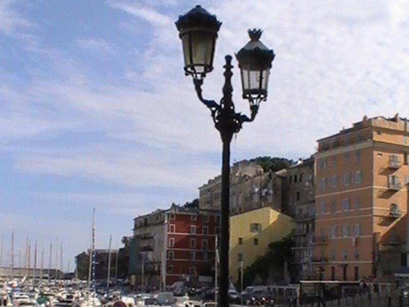 Ajaccio, 2008: старинный фонарь у порта с красным и жёлтым домами