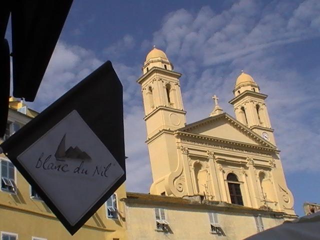 Ajaccio, 2008: собор Святого Иосифа и вывеска 'blanc du Nil'