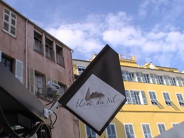 Ajaccio, 2008: вывеска «Blanc du Nil» на фоне розового и жёлтого фасадов