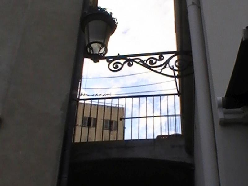 Ajaccio, 2008: металлический фонарь над аркой между домами