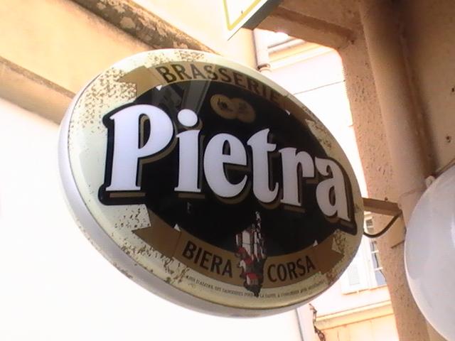 Pietra в Аяччо, 2008: вывеска брассерии на углу улицы