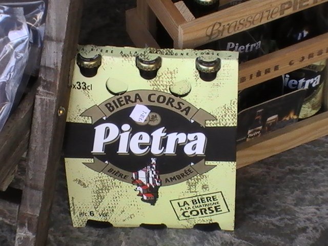 Ajaccio, 2008: упаковка бира Pietra — корсиканская амбре в картонной сетке