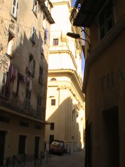 Ajaccio, 2008: узкая улочка между жилыми домами и светлым барочным фасадом