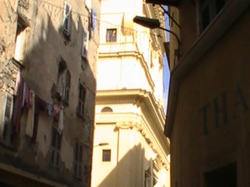 Ajaccio, 2008: узкая улочка между жилыми домами и светлым барочным фасадом