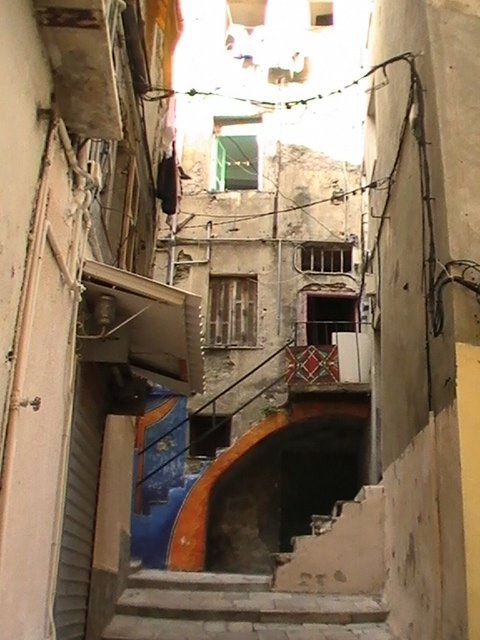 Ajaccio, 2008: узкий переулок с лестницей и аркой под старыми стенами