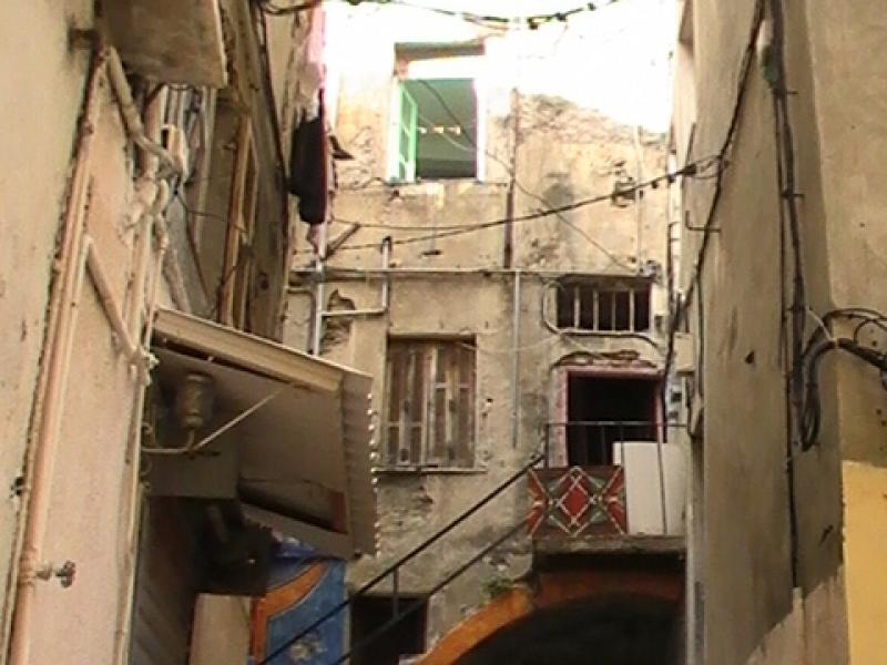 Ajaccio, 2008: узкий переулок с лестницей и аркой под старыми стенами
