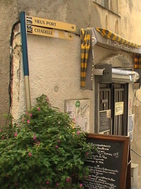 Ajaccio, 2008: указатель к Ветхому порту и Крепости под желто-чёрной шторкой