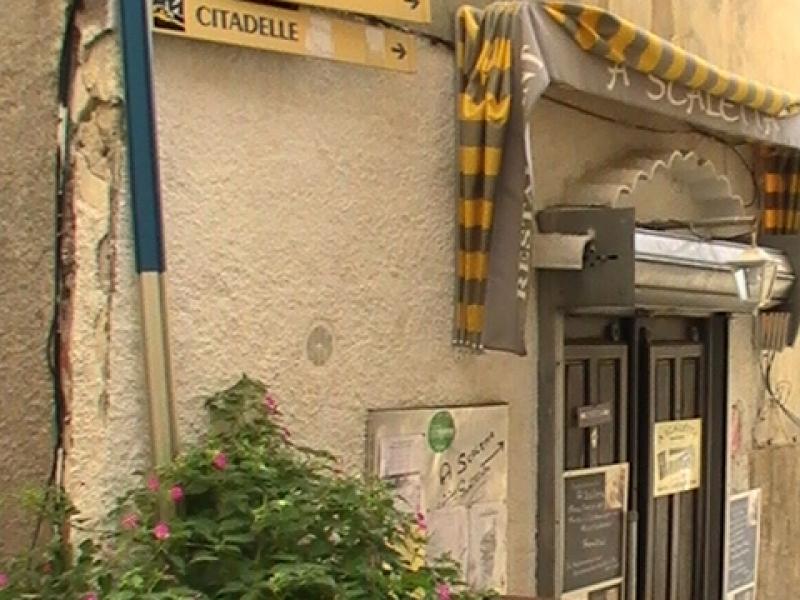 Ajaccio, 2008: указатель к Ветхому порту и Крепости под желто-чёрной шторкой