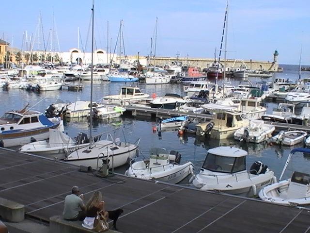 Ajaccio, 2008: порт с яхтами и старинной стеной у моря