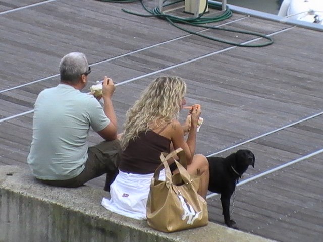 Ajaccio, 2008: пара с чёрной собакой на деревянном причале