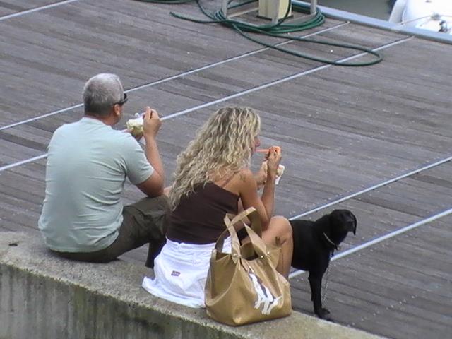 Ajaccio, 2008: пара с чёрной собакой на деревянном причале